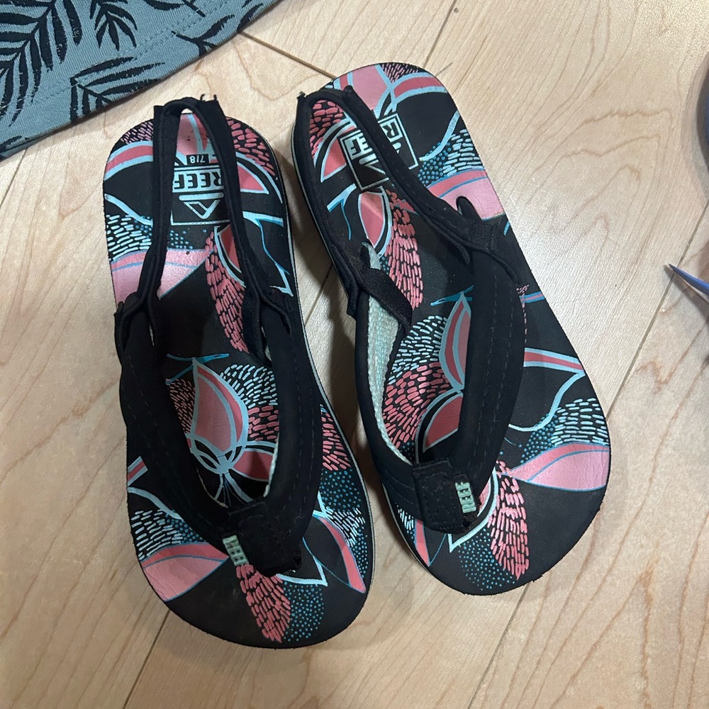 Havianas & Reef 🪸 flip flops 🩴 Duo Blue Sandals with Red and White Pom Poms - Picture 2 of 2
